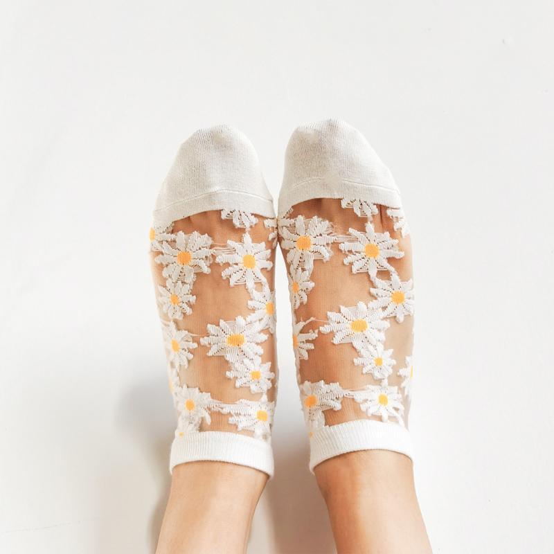 "Genomskinliga damsockor med blommotiv, feminin design med spets- och blomdetaljer, perfekt för sommaroutfits."