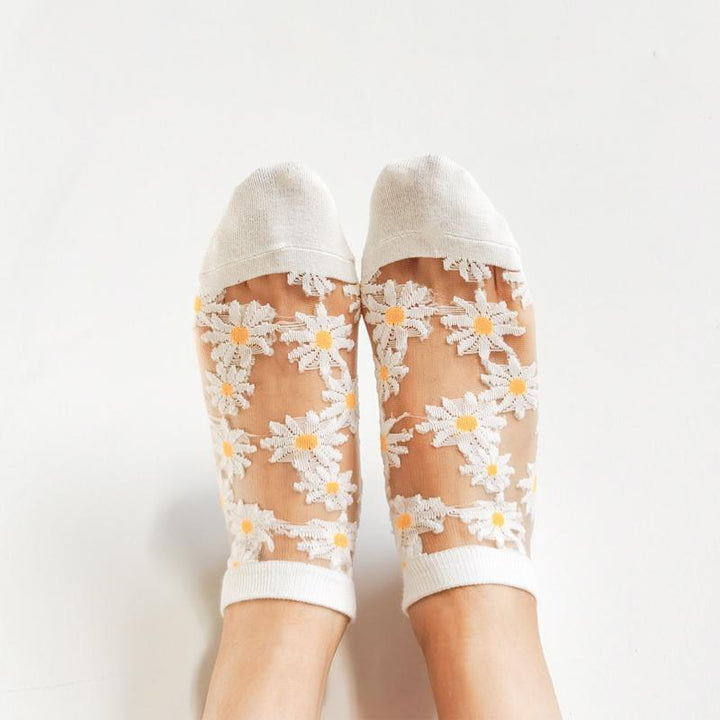 "Genomskinliga damsockor med blommotiv, feminin design med spets- och blomdetaljer, perfekt för sommaroutfits."