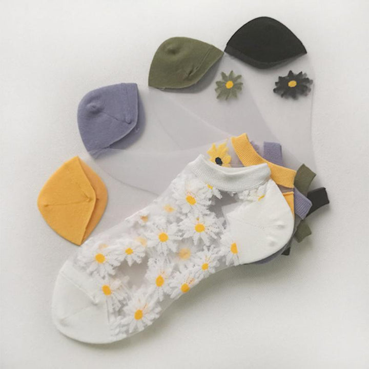"Genomskinliga damsockor med blommotiv, feminin design med spets- och blomdetaljer, perfekt för sommaroutfits."