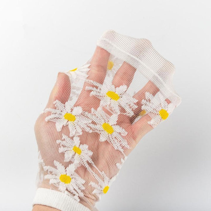 "Genomskinliga damsockor med blommotiv, feminin design med spets- och blomdetaljer, perfekt för sommaroutfits."
