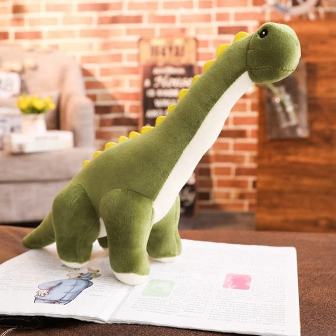 Stor rosa Diplodocus dinosaurie i plysch, ett mysigt kramdjur och en rolig barnleksak i barnrummet.