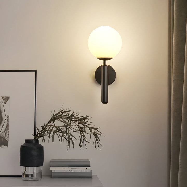 Modern LED-vägglampa i glänsande globdesign. Finns i guld & svart, idealisk inomhusbelysning för hemmet.