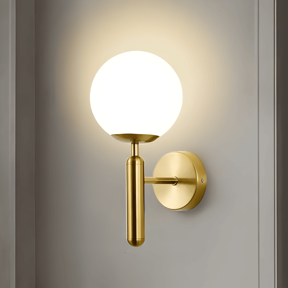 Glänsande glob vägglampa med energieffektiv LED. Modern väggbelysning som lyfter inredningen i ditt hem.