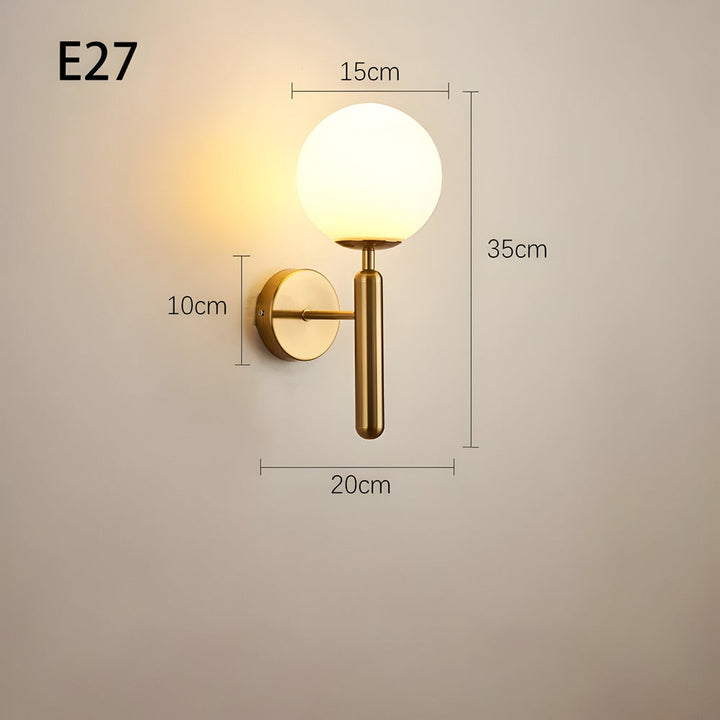 Elegant glänsande glob LED-vägglampa. Perfekt inomhusbelysning för hall, vardagsrum eller sovrum.