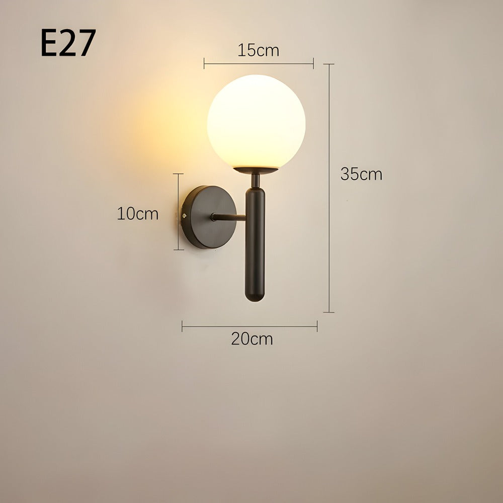 Stilren glänsande glob vägglampa i modern LED-design. Vacker designlampa som förhöjer hemmets atmosfär.