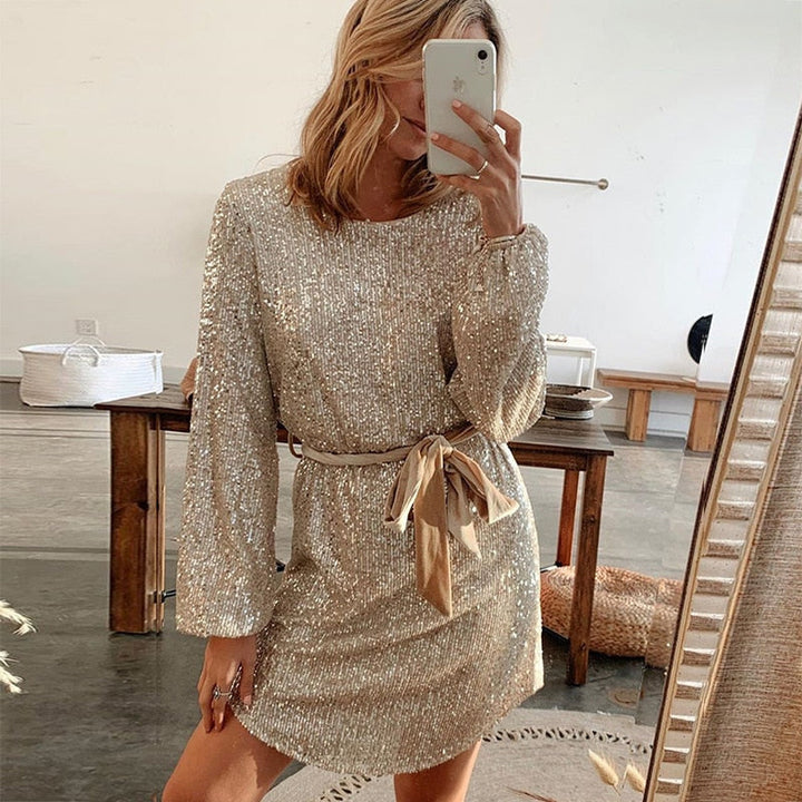 Beige aftonklänning med glitter för speciella tillfällen, glamourös design för kvinnor, idealisk fest- och cocktailklänning.