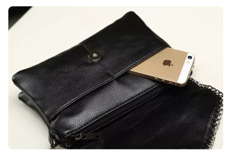 Mångsidig kuvertväska för dam. Elegant design, kan användas som axelväska, handväska eller clutch.