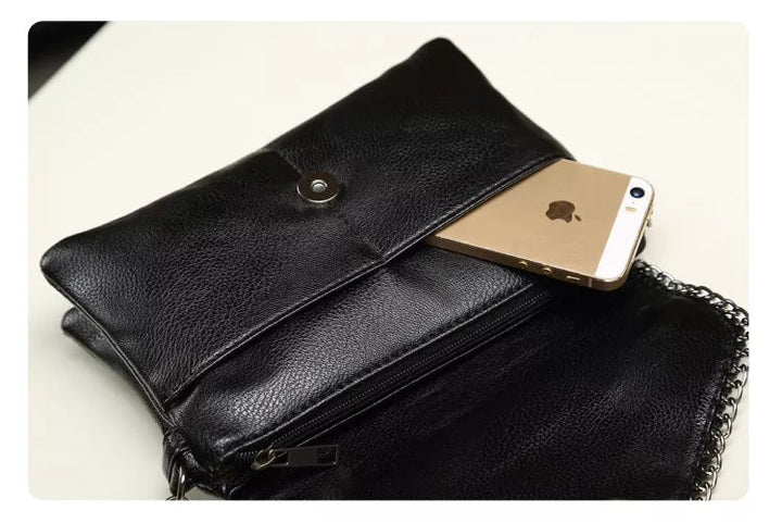 Mångsidig kuvertväska för dam. Elegant design, kan användas som axelväska, handväska eller clutch.