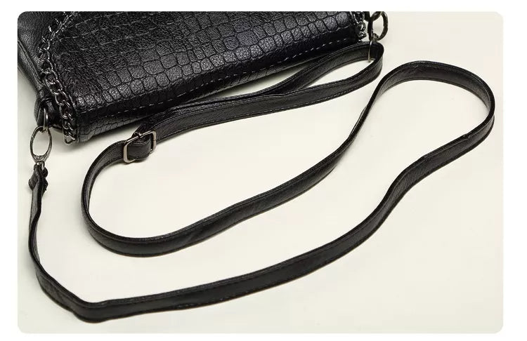 Elegant kuvert clutch för kvinnor. Perfekt som vardags- och festväska, en stilren modeaccessoar.