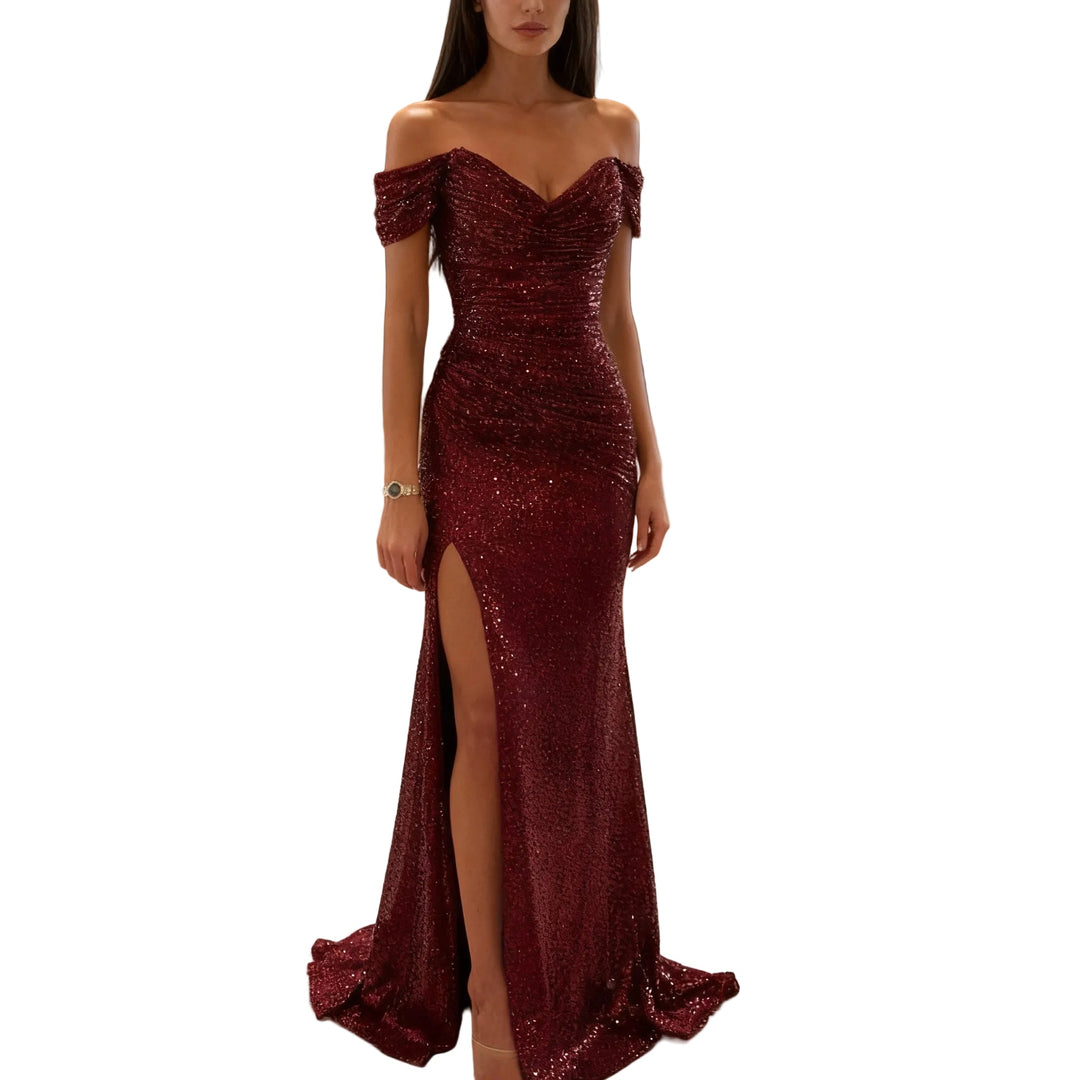 Glamorös off shoulder paljettklänning med hög slits, perfekt som aftonklänning för kvinnor.