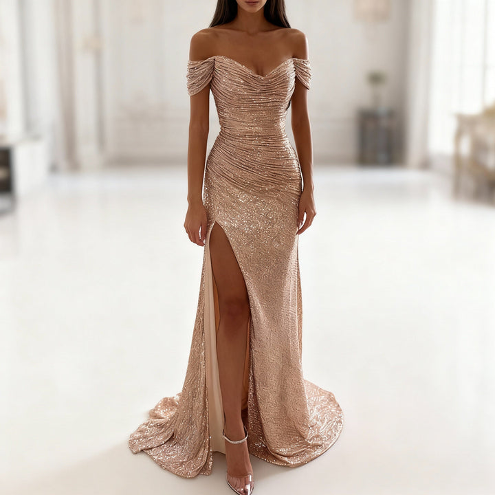 Kvinnlig elegant paljettklänning off shoulder i mörk färg, en formell aftonklänning med slits.