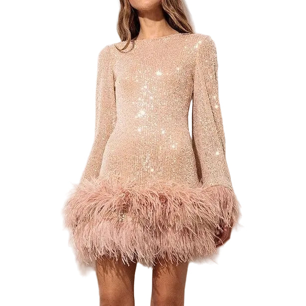 Glamorös rosa festklänning med skimrande paljetter och eleganta fjäderdetaljer, perfekt för kvällsfester.