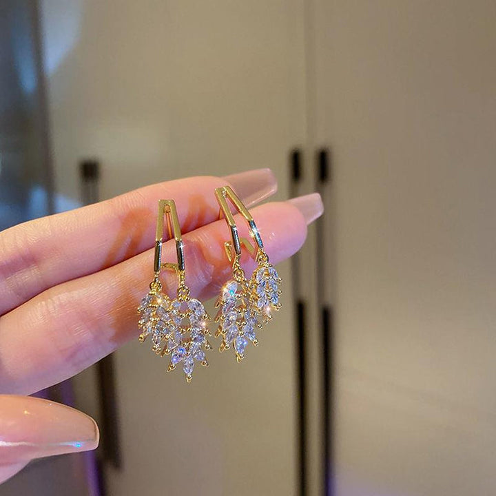 "Glänsande bladformade örhängen i 925 silver för kvinnor, elegant design som glittrar som ett vattenfall av ljus."