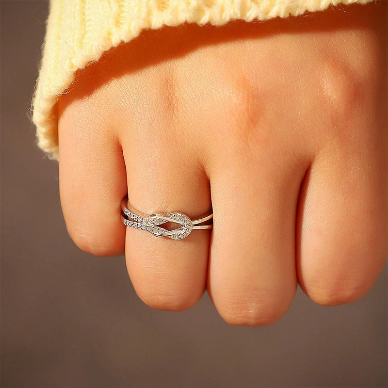 "Glänsande länkad ring i silver och roseguld, symbol för evigt band. Elegant, tidlös design, perfekt accessoar."