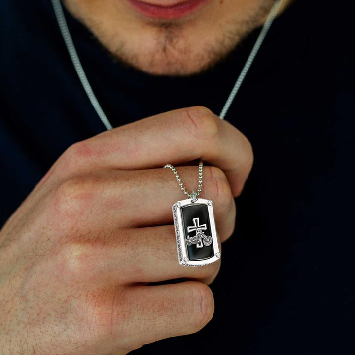 "Glänsande motorcykel korshalsband i legering med detaljerad design, perfekt för motorcykelentusiaster."