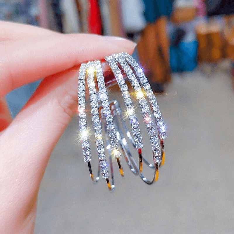 "Glänsande ringörhängen i guld och silver för kvinnor, elegant design, perfekt för både vardag och fest."