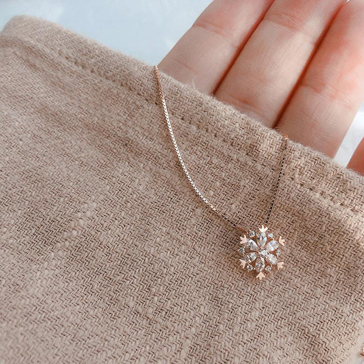 "Glänsande snöflinga halsband för damer i zirkon, justerbar längd, roséguld och silver, elegant och tidlös design."