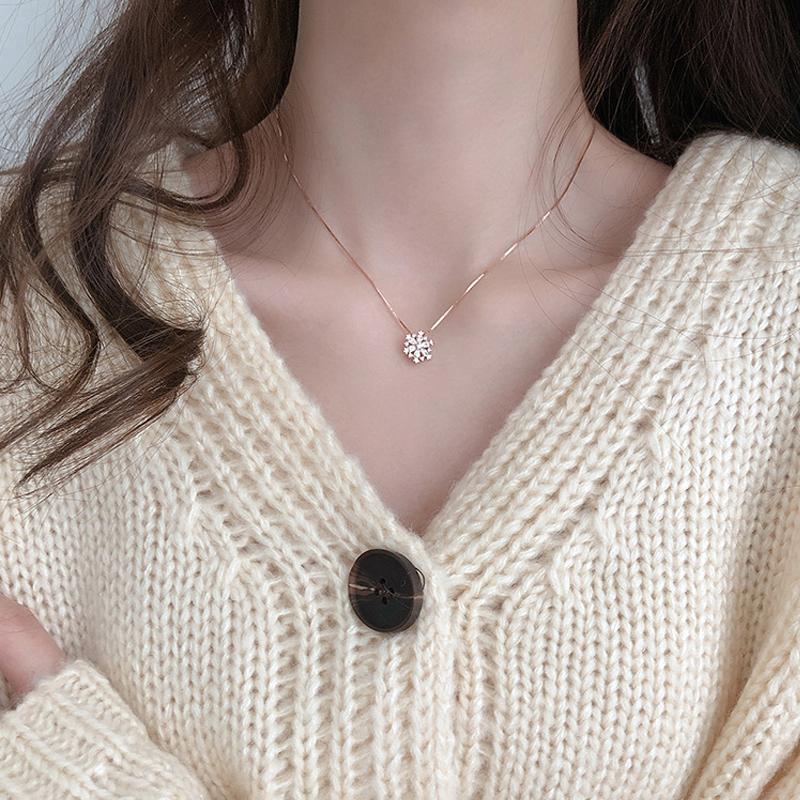 "Glänsande snöflinga halsband för damer i zirkon, justerbar längd, roséguld och silver, elegant och tidlös design."