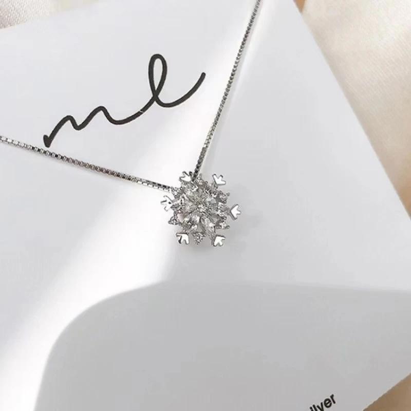"Glänsande snöflinga halsband för damer i zirkon, justerbar längd, roséguld och silver, elegant och tidlös design."