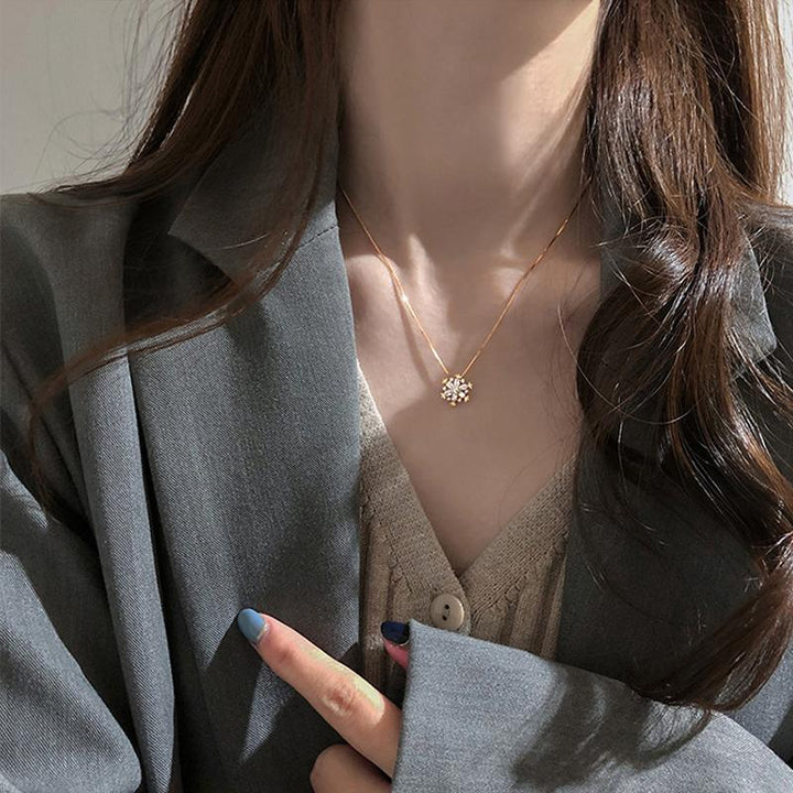 "Glänsande snöflinga halsband för damer i zirkon, justerbar längd, roséguld och silver, elegant och tidlös design."