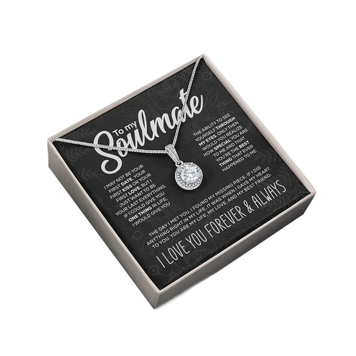 "Glittrande damhalsband med rund design i silver, justerbar längd, elegant smycke för att framhäva feminin skönhet."