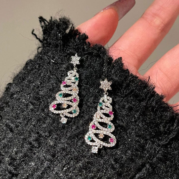 "Glittrande julgranörhängen för kvinnor i guld och silver, julinspirerade med skimrande detaljer, passar för alla fester."