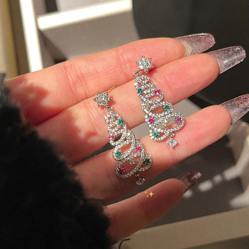 "Glittrande julgranörhängen för kvinnor i guld och silver, julinspirerade med skimrande detaljer, passar för alla fester."