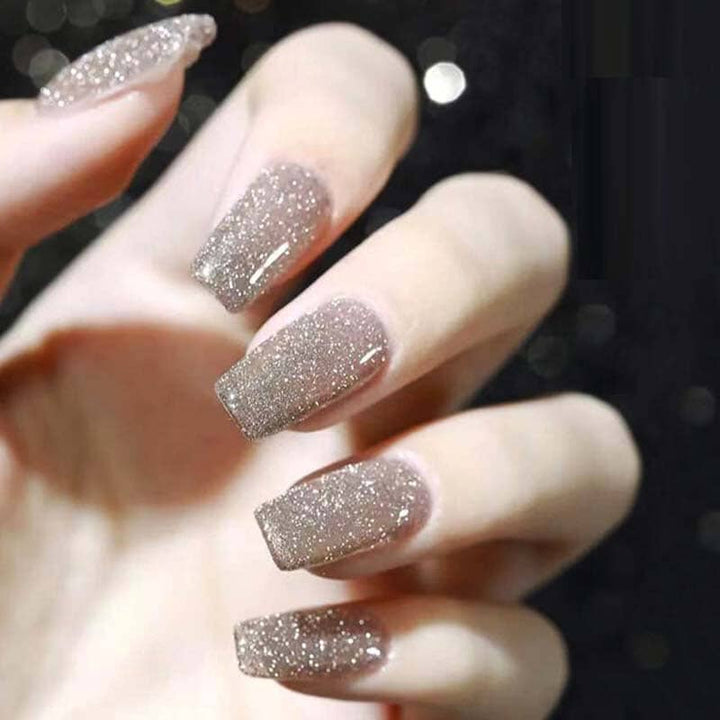 "Glittrande nagellack med hög densitet, skimrande spegelglans, långvarig hållbarhet, perfekt för salongresultat hemma."