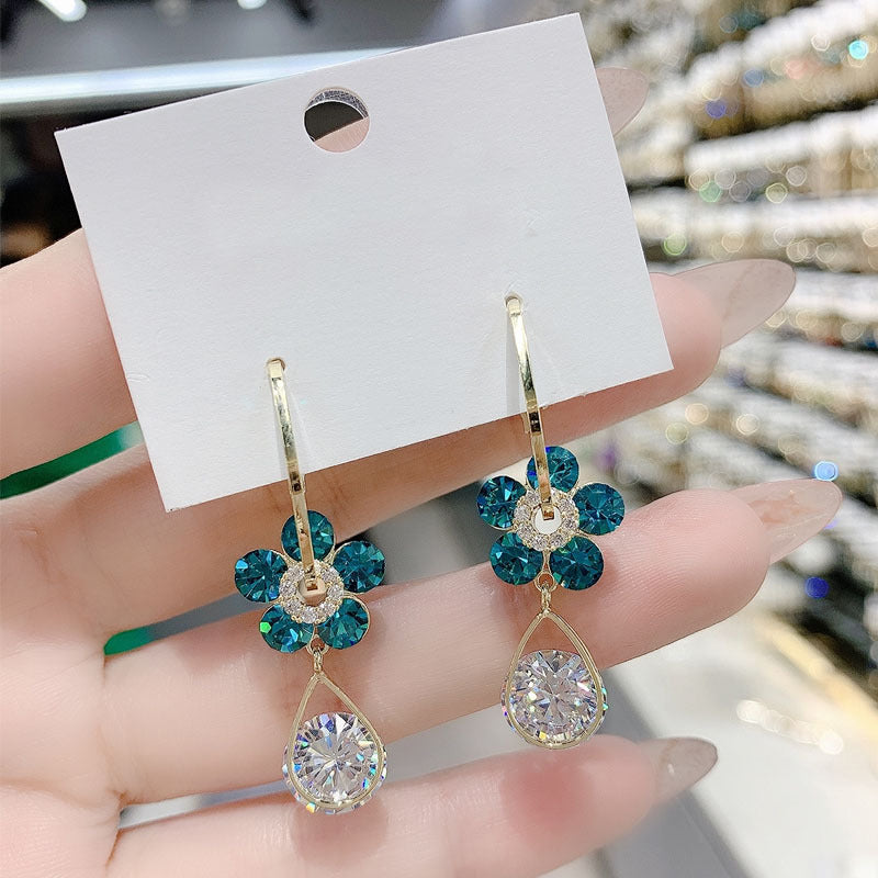"Glittrande zirkonblomörhängen för damer i blå, lila och vit med eleganta, tidlösa blommotiv för fest och vardag."