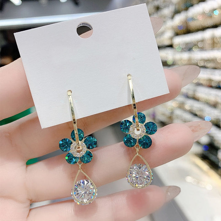 "Glittrande zirkonblomörhängen för damer i blå, lila och vit med eleganta, tidlösa blommotiv för fest och vardag."