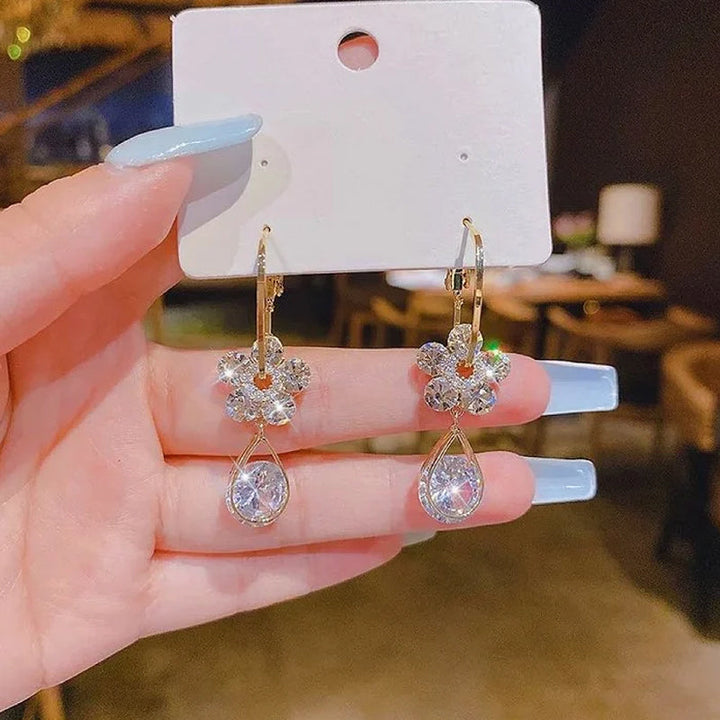 "Glittrande zirkonblomörhängen för damer i blå, lila och vit med eleganta, tidlösa blommotiv för fest och vardag."