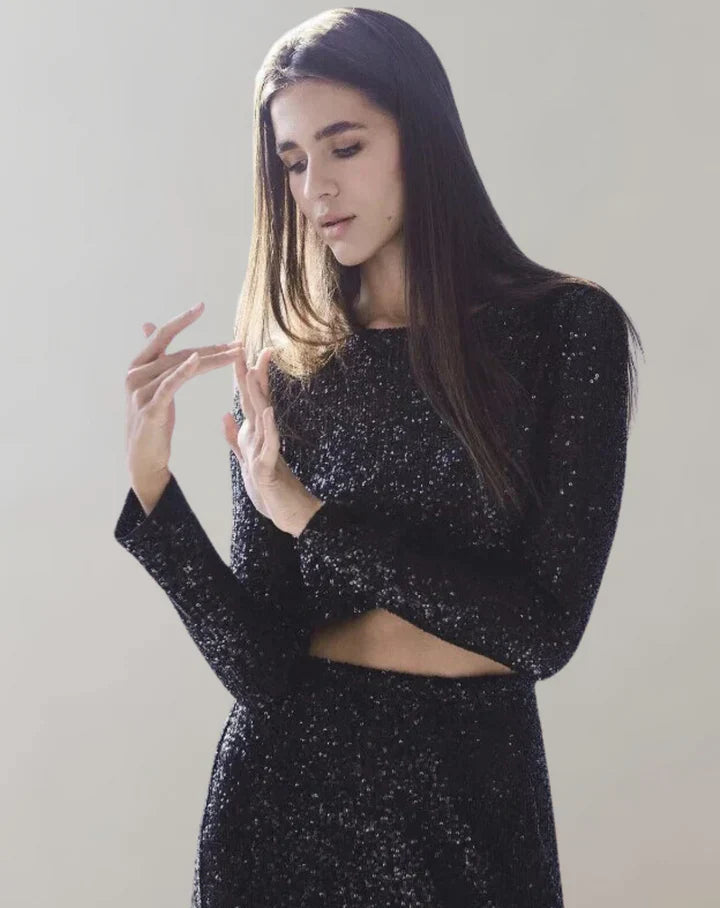 Trendig svart glittrig crop top för kvinnor, perfekt att bära till kvällsoutfit eller sommartillställningar.