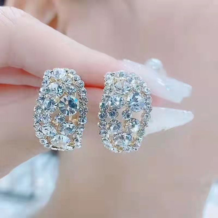 Glittriga strassörhängen för kvinnor, silver och mörkgrå rhinestones, smycken, nickelfria, 2,2 cm, elegant accessoar.