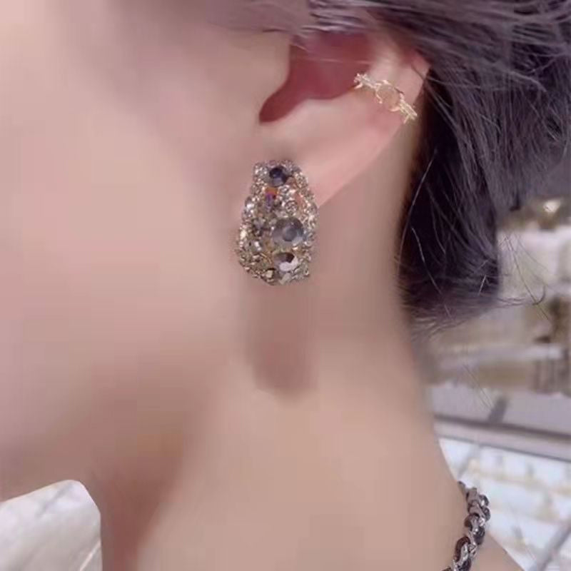 Glittriga strassörhängen för kvinnor, silver och mörkgrå rhinestones, smycken, nickelfria, 2,2 cm, elegant accessoar.