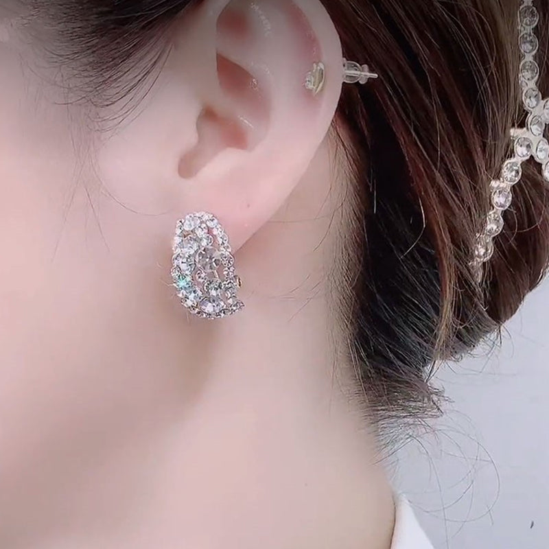 Glittriga strassörhängen för kvinnor, silver och mörkgrå rhinestones, smycken, nickelfria, 2,2 cm, elegant accessoar.