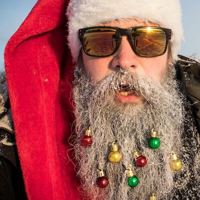 "Glödande skäggjuldekorationer i färgrika klockformar för att lysa upp ansiktshår. Perfekt för festliga tillfällen."