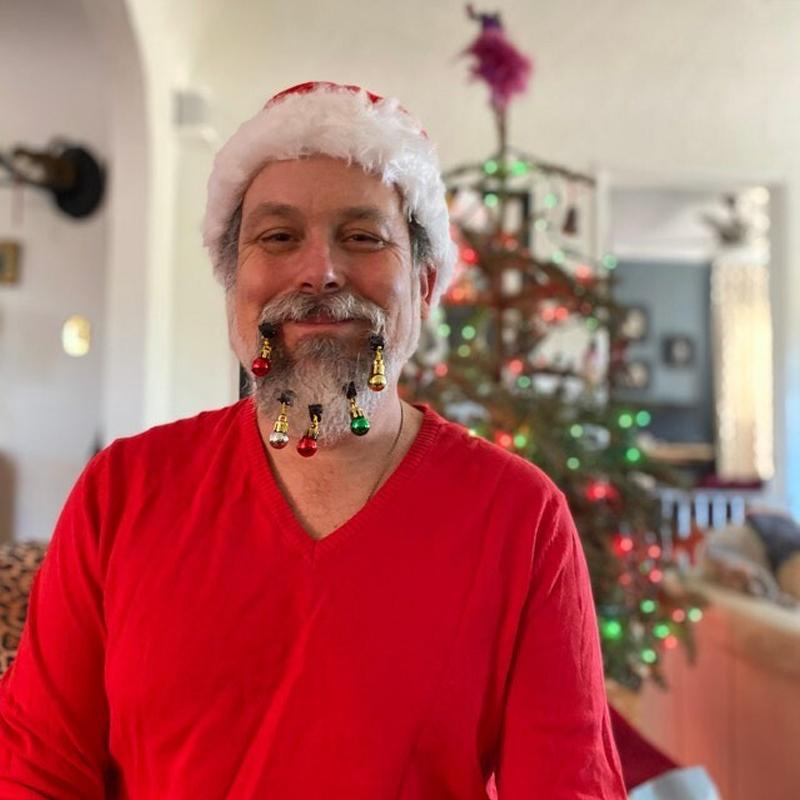 "Glödande skäggjuldekorationer i färgrika klockformar för att lysa upp ansiktshår. Perfekt för festliga tillfällen."