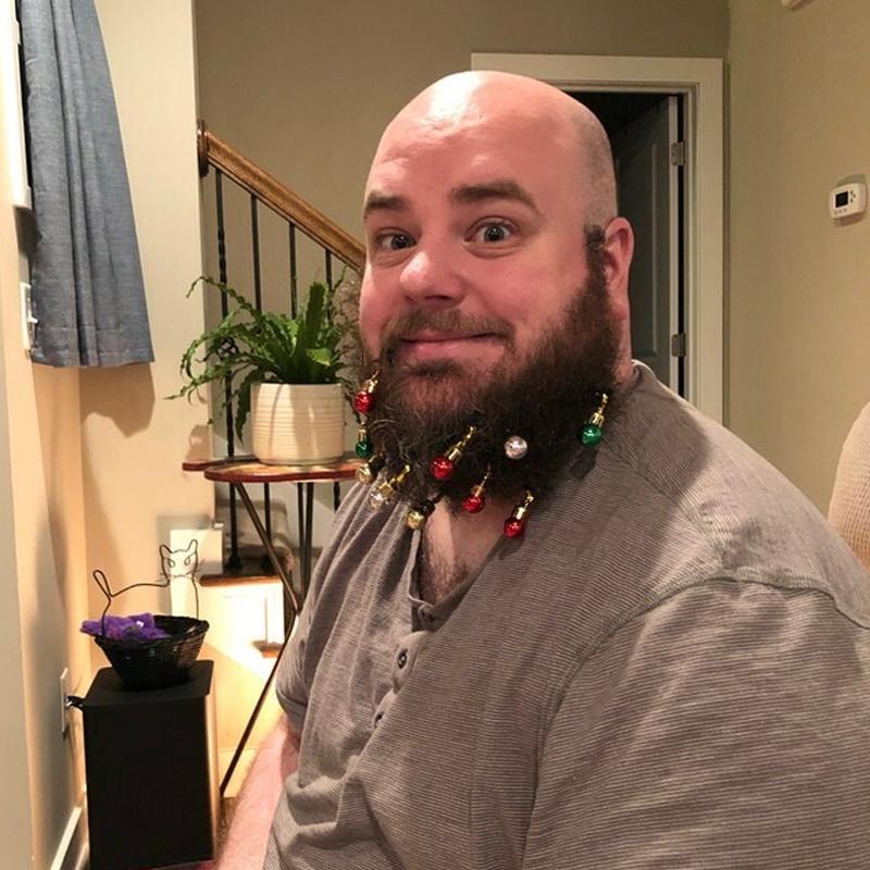 "Glödande skäggjuldekorationer i färgrika klockformar för att lysa upp ansiktshår. Perfekt för festliga tillfällen."