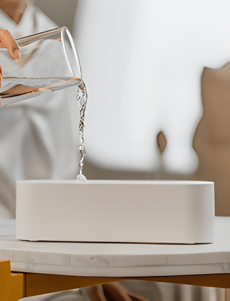 Mångsidig luftfuktare med LED-belysning och funktion för aromaterapi. En modern detalj som lyfter ditt hem.