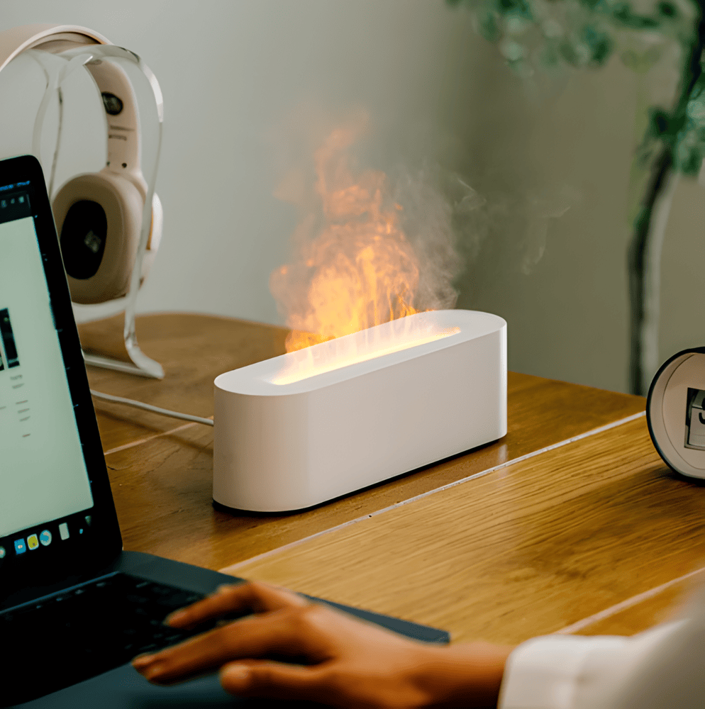 Modern heminredningsdetalj: GloMist luftfuktare med LED och aromaterapi. Skapar en lugn och hälsosam atmosfär.