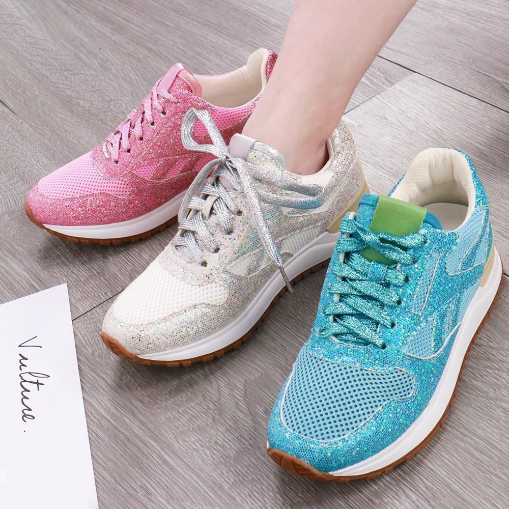 "Gnistrande dam sneakers med kristaller i blå, rosa och vit, elegant designad för stil och komfort."