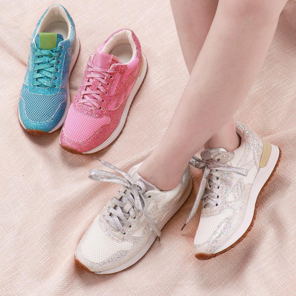 "Gnistrande dam sneakers med kristaller i blå, rosa och vit, elegant designad för stil och komfort."