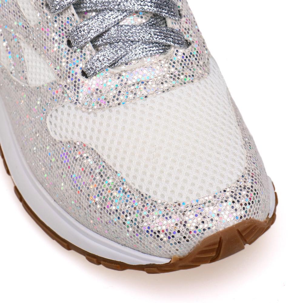 "Gnistrande dam sneakers med kristaller i blå, rosa och vit, elegant designad för stil och komfort."