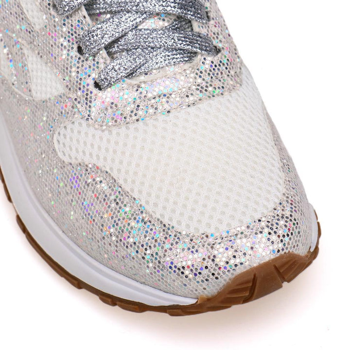 "Gnistrande dam sneakers med kristaller i blå, rosa och vit, elegant designad för stil och komfort."