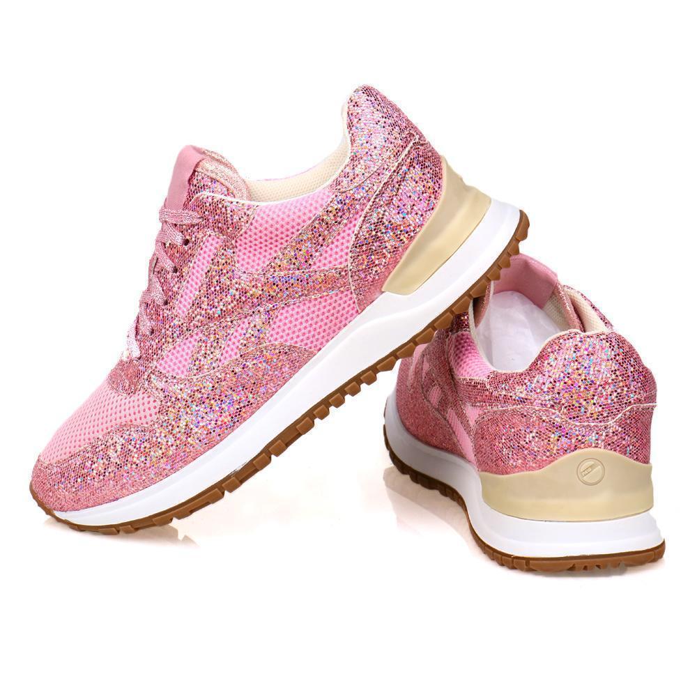 "Gnistrande dam sneakers med kristaller i blå, rosa och vit, elegant designad för stil och komfort."
