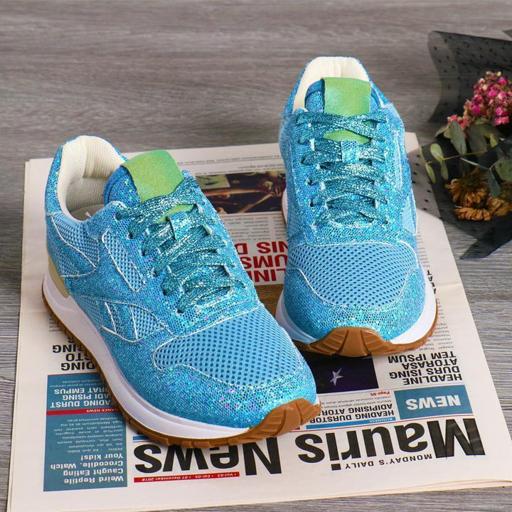 "Gnistrande dam sneakers med kristaller i blå, rosa och vit, elegant designad för stil och komfort."
