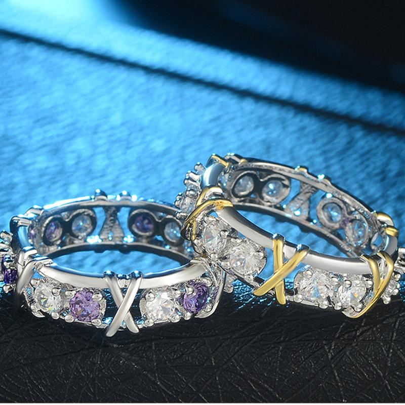"Gnistrande guldpläterad zirkonring med dichroic inlägg, elegant design för kvinnor, fångar ljuset vackert, perfekt accessoar