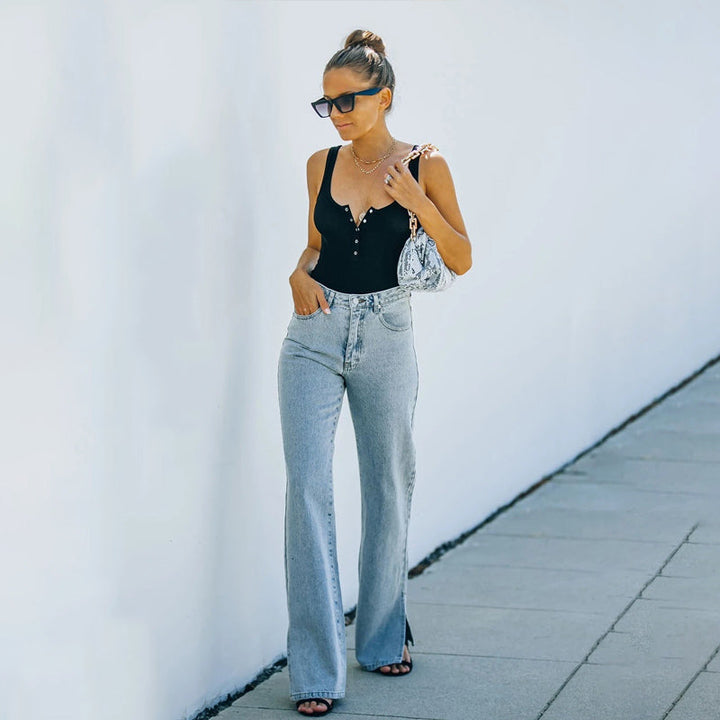 "Golvlånga damjeans med hög midja och slitage, trendig och smickrande design för alla kroppstyper"