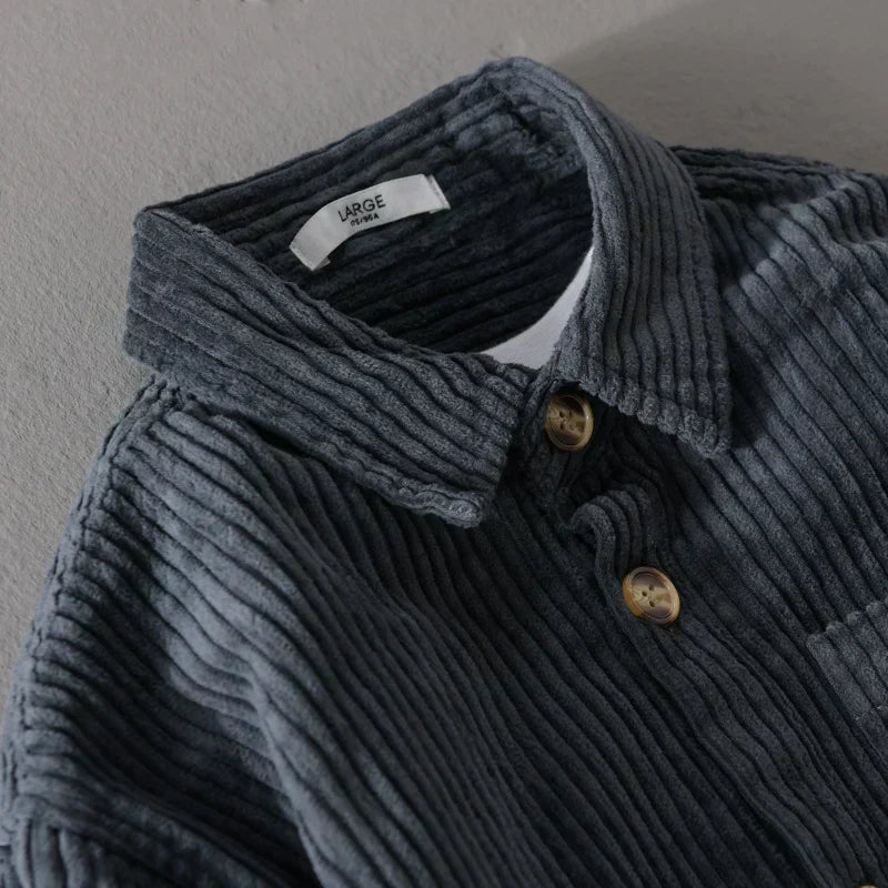 Gråblå herrskjorta för mångsidig look, kombinerad med jeans för en avslappnad stil.