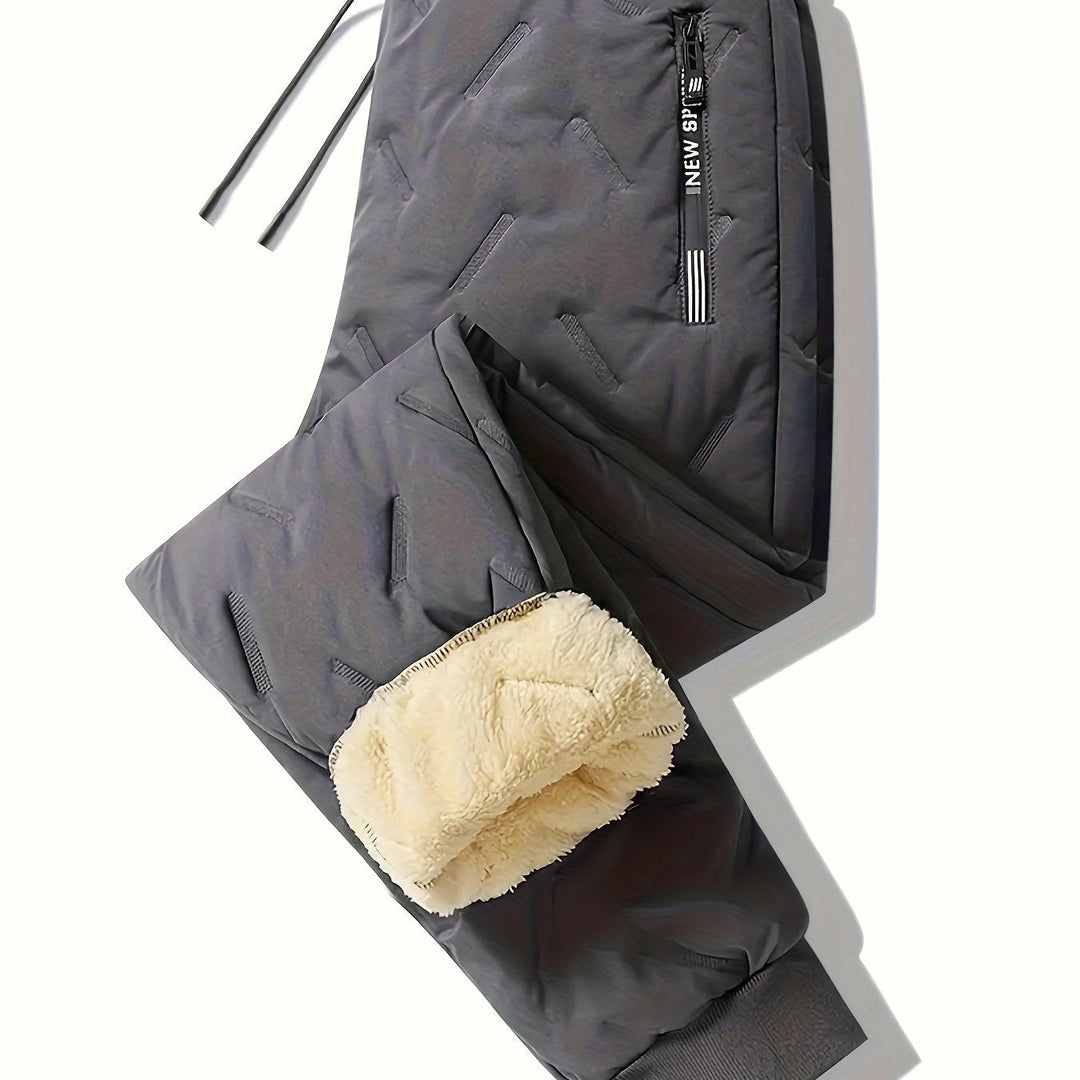 Grå herr vinterbyxor med varmt sherpafoder, perfekta för utomhusaktiviteter. Bekväma friluftsbyxor i fleece.
